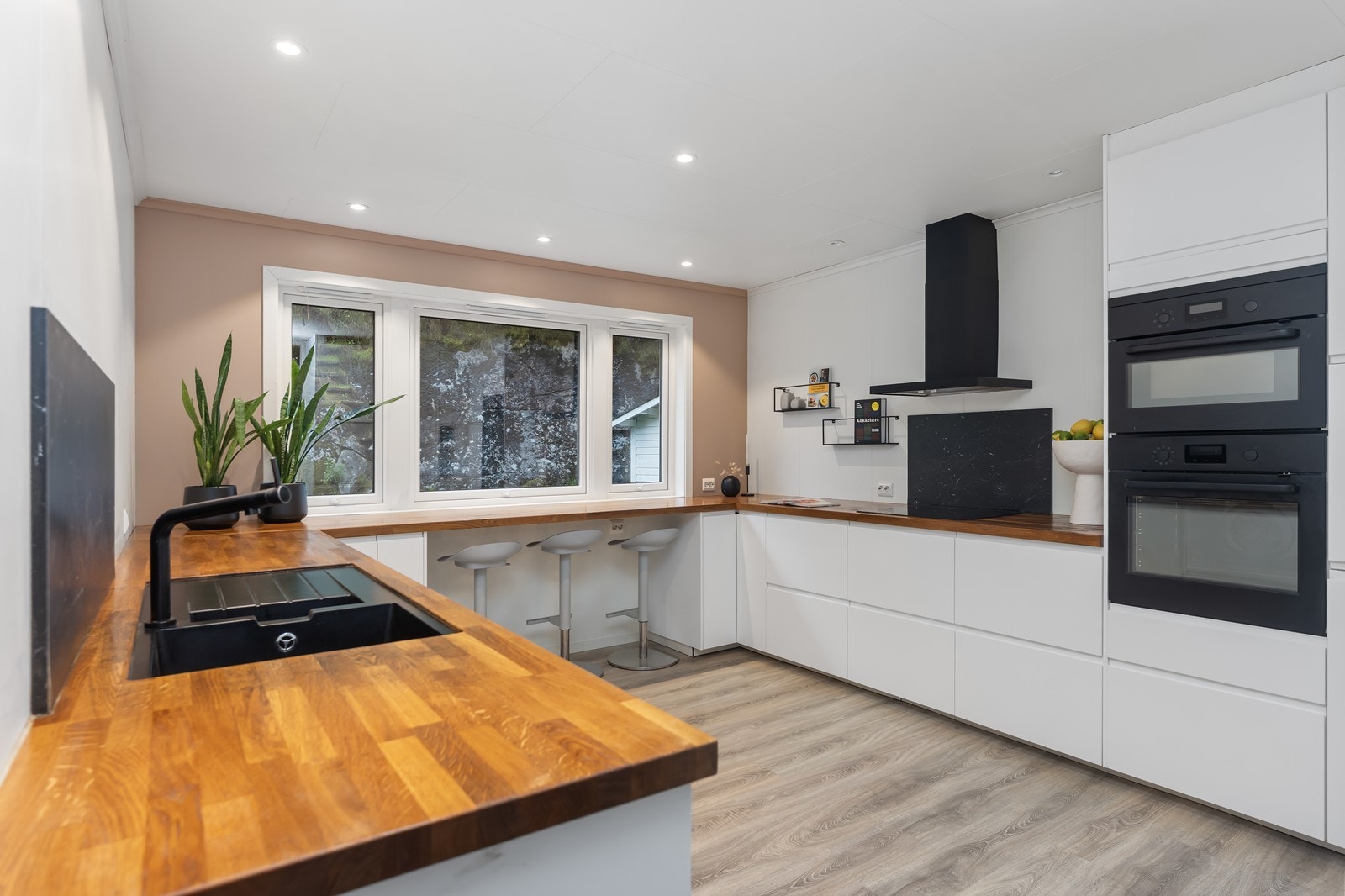 Kjøkkenet er påbygd og totalrenovert i senere tid, og fremstår som et lyst og funksjonelt rom Galleribilde