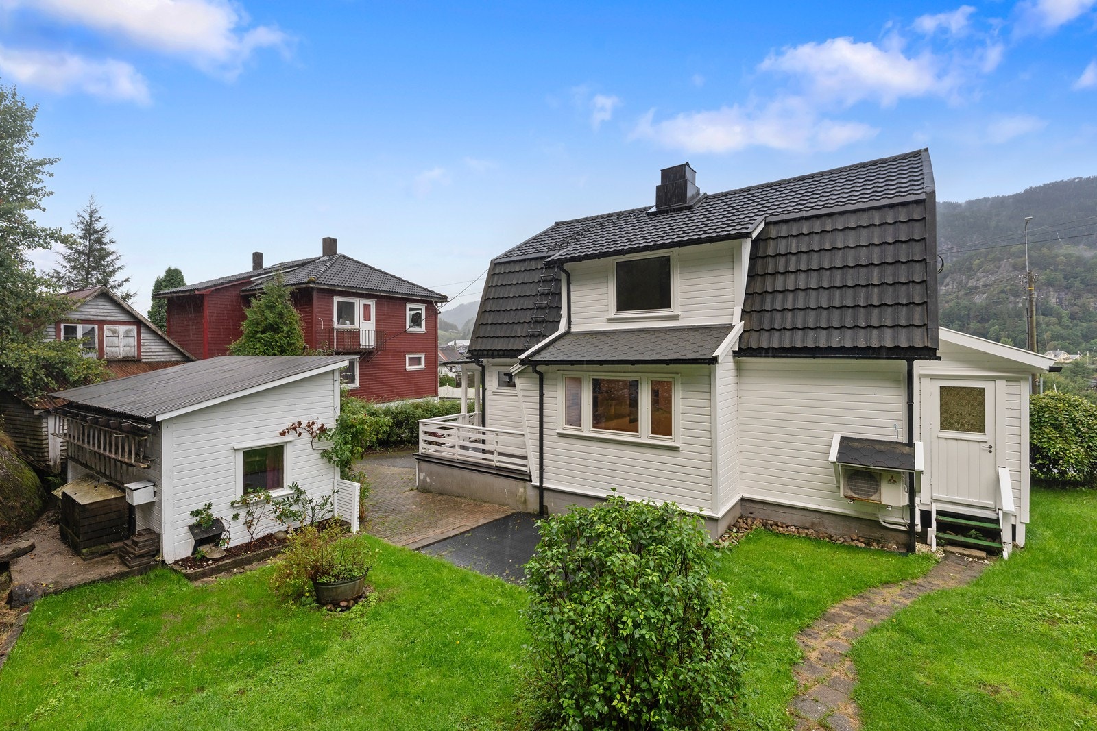 En enebolig i sentrum av Kvinesdal på fin tomt! Galleribilde