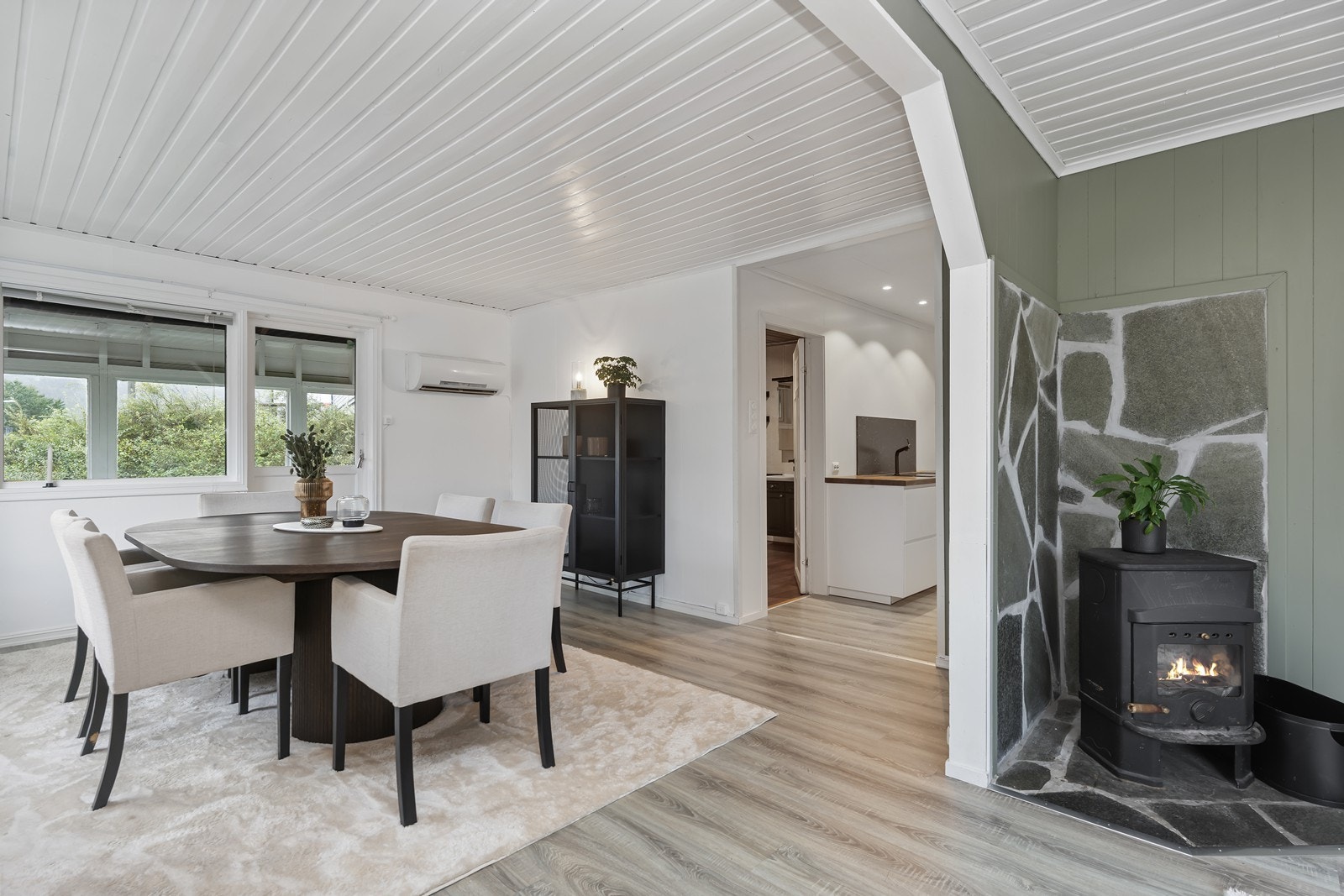 I spisestuedelen er plass til stort langbord. Her er utgang til sommerstue Galleribilde