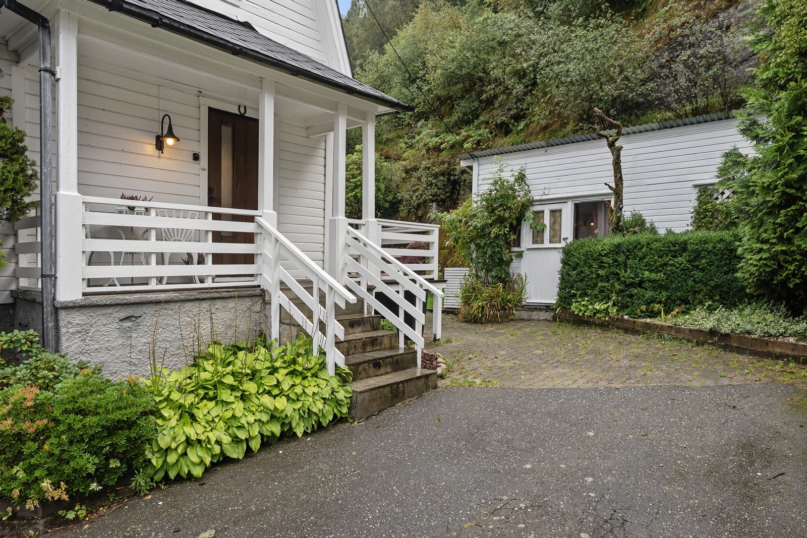 Overbygd inngangsparti med veranda som også runder hjørnet og går bak boligen. Anneks er isolert og byr på flere muligheter til bruk. Galleribilde