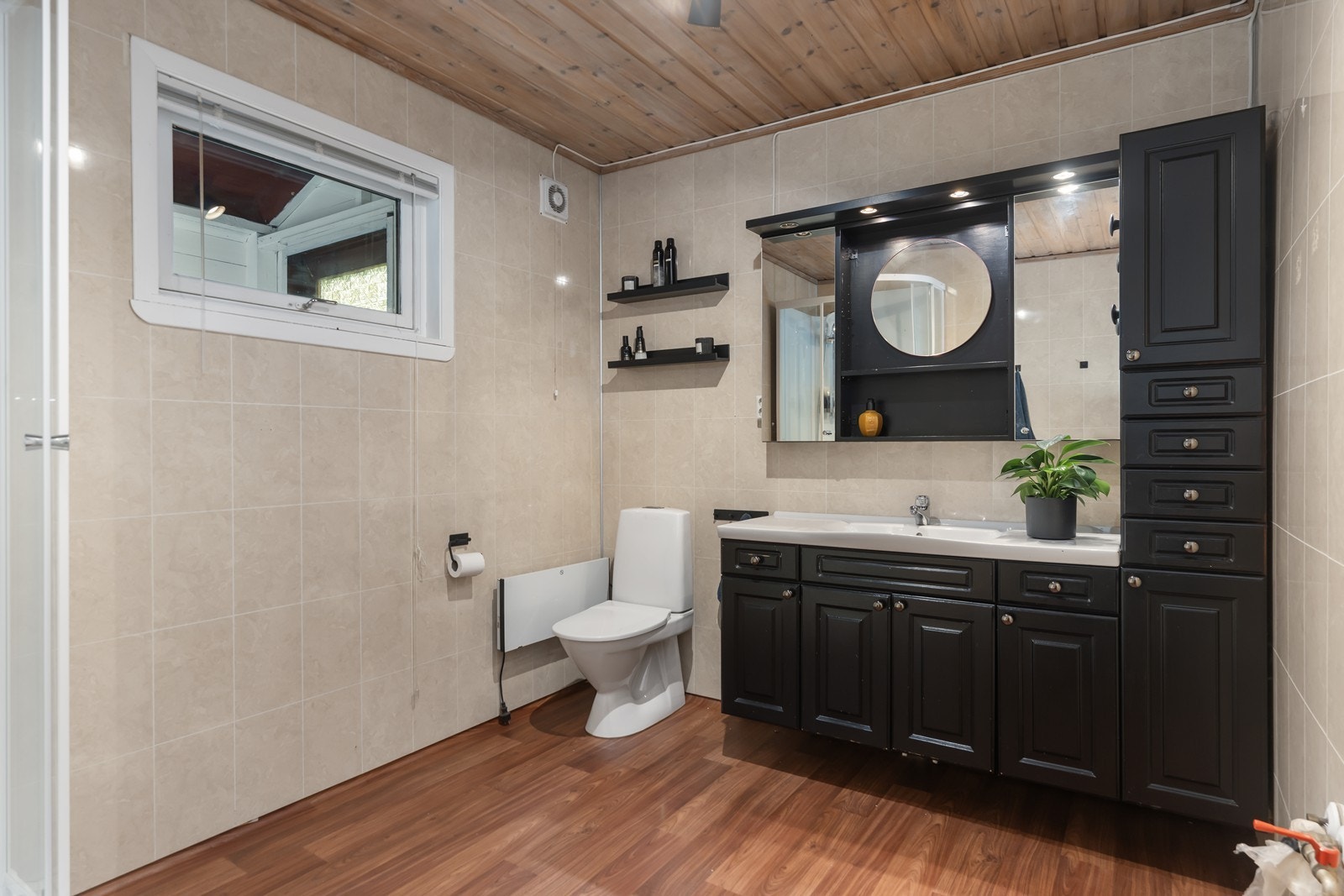 Baderom fra 2009 innredet med wc, servant med romslig innredning og dusjkabinett. Galleribilde