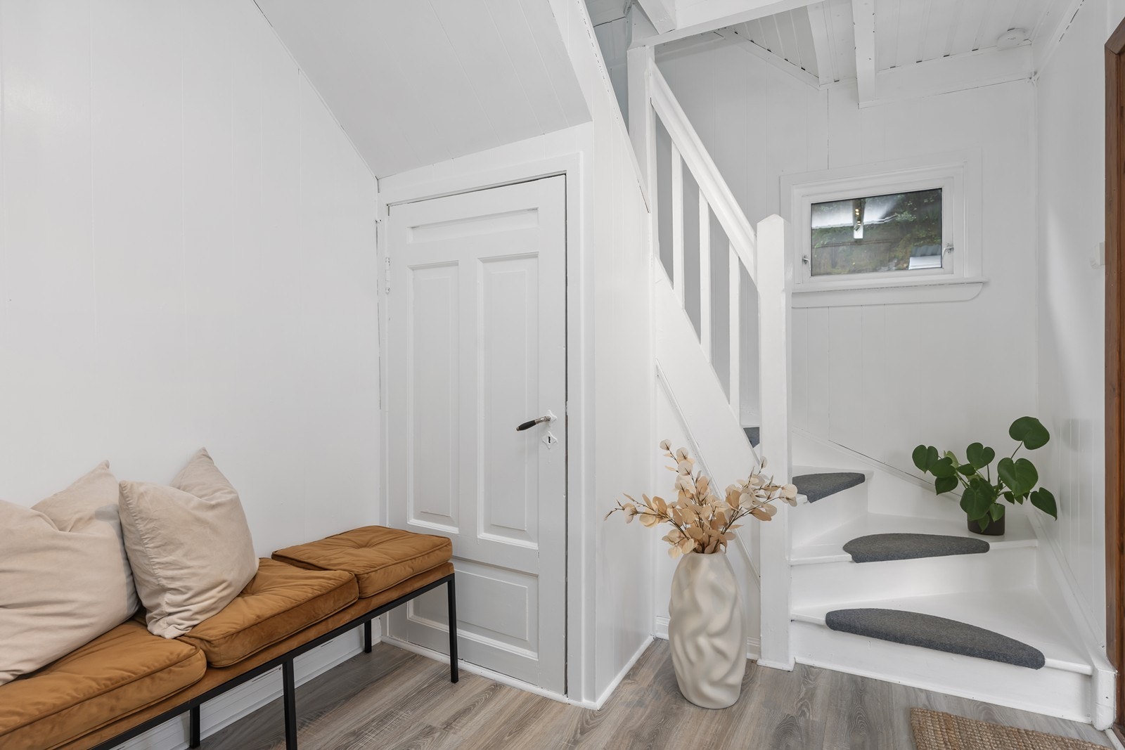 Gang med trapp opp til loft og lukket trapp ned til kjeller. Kjeller har både innvendig og utvendig adkomst Galleribilde