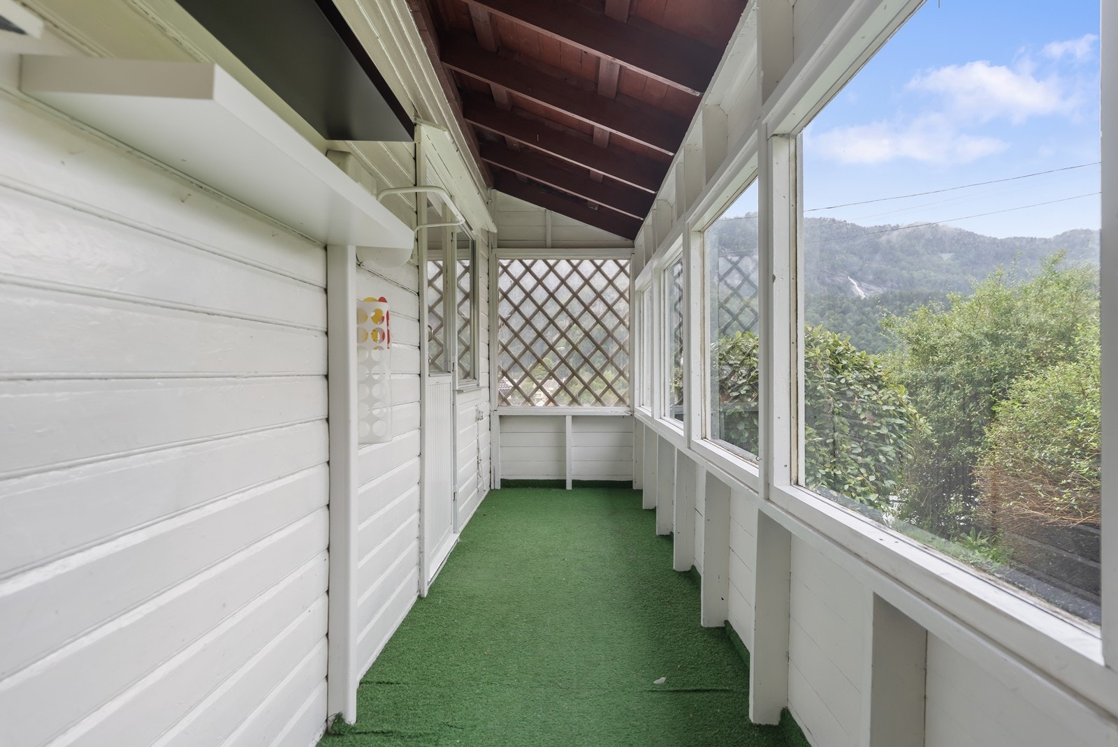 Sommerstue ut fra stua Galleribilde