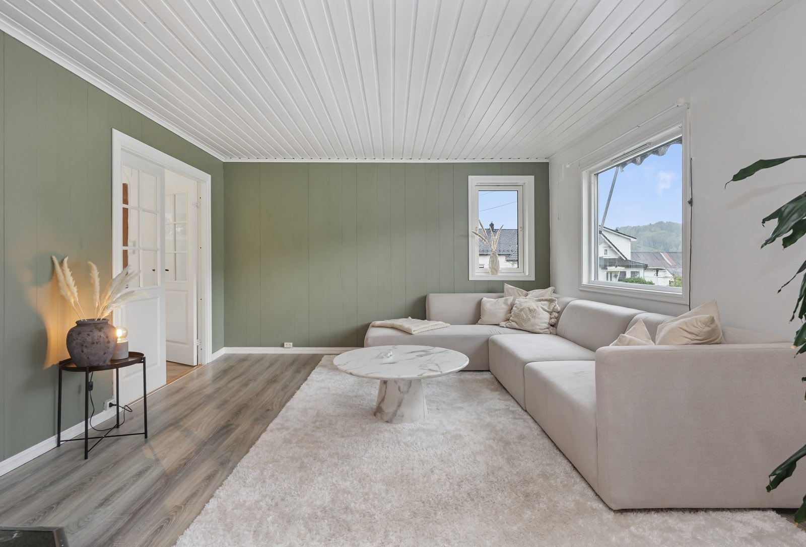 Det er doble dører inn fra gang, og malt i flott moderne grønnfarge Galleribilde