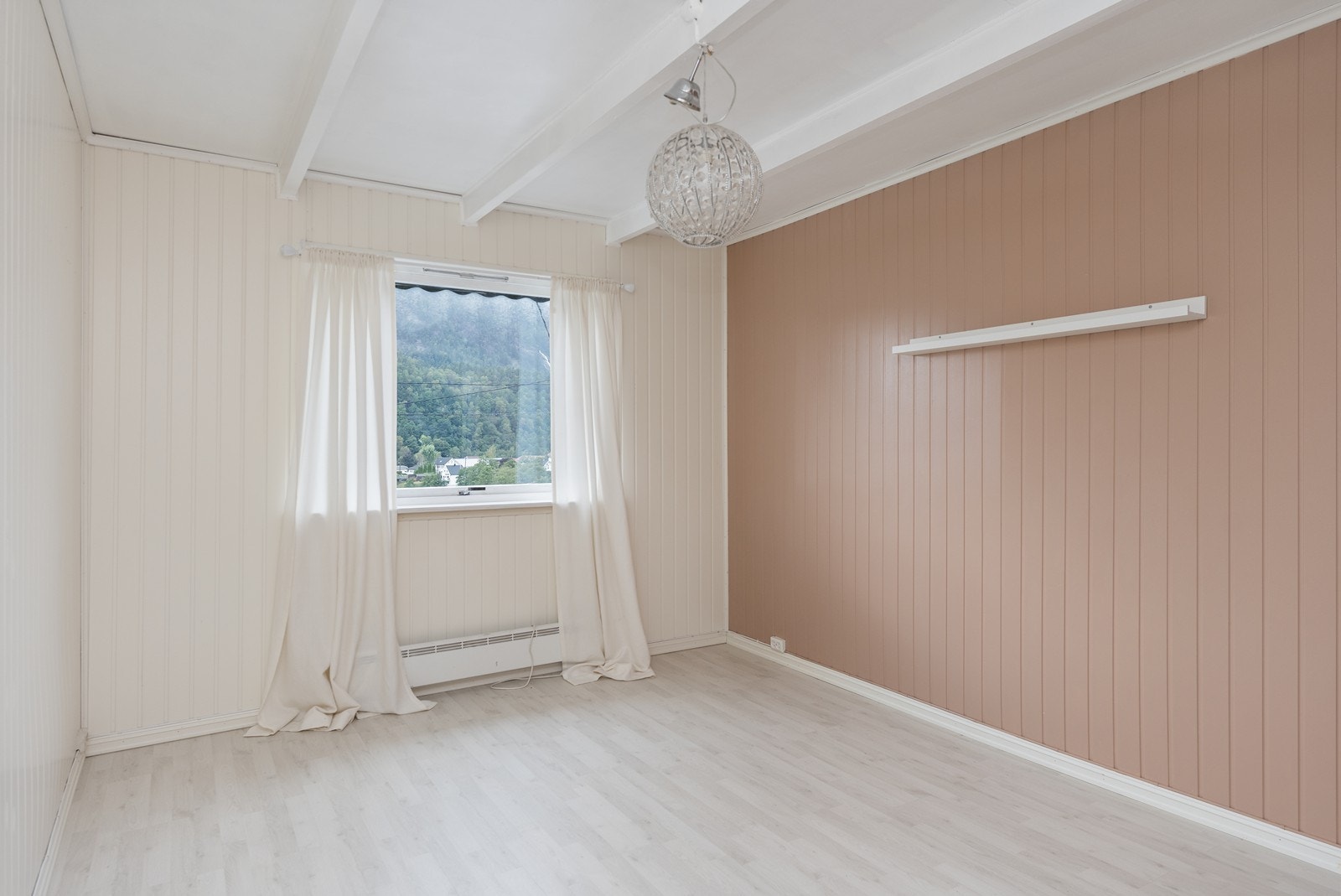 Soverom 3 ligger i front og har utsikt ned mot Liknes sentrum Galleribilde