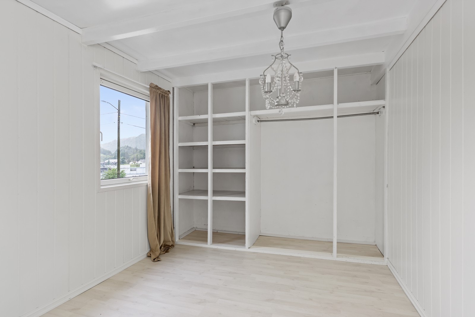 Soverom 1 med garderobe. Selger la inn nytt gulv i hele loftsetasje når hun flyttet inn. Galleribilde