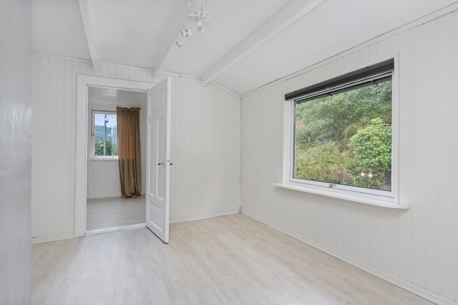 Veggene på loftet ble fornyet med mdf plater da gulvet ble skiftet. Alle soverom med unntak av det største rommet, innerst. Galleribilde