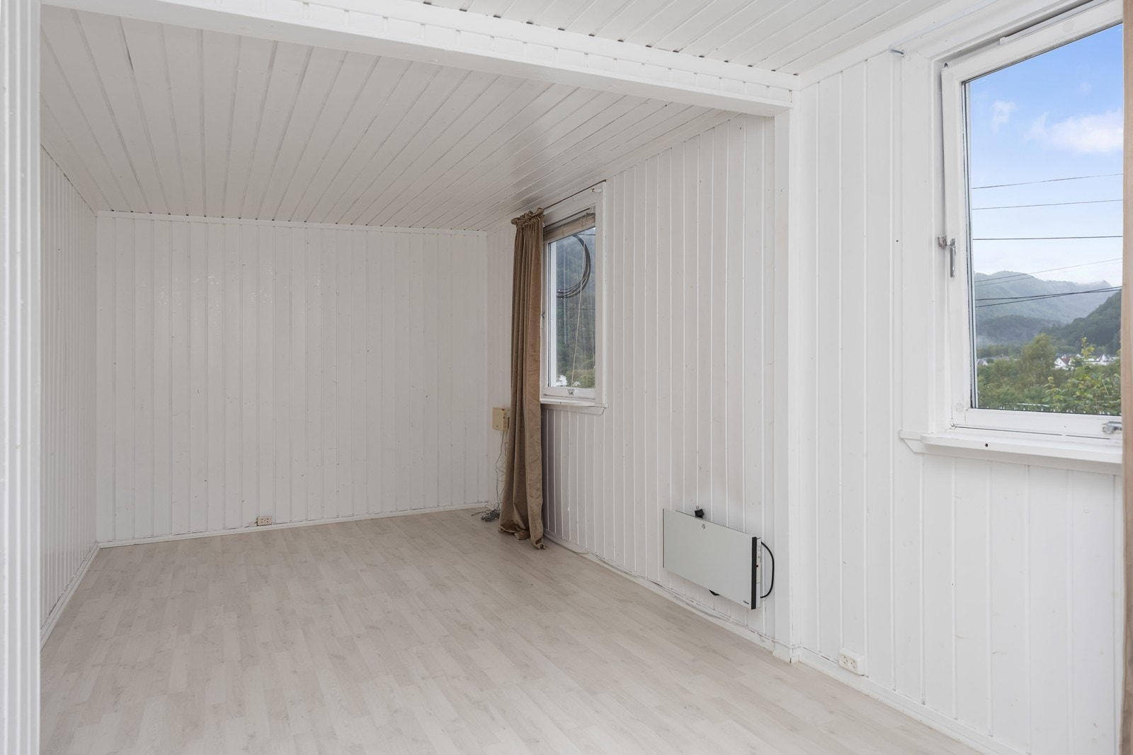 Soverom 4 er romslig og har tidligere vært delt i to. Det gir gode muligheter for å sette opp lettvegg og for eksempel etablere en walk-in garderobe eller annen praktisk løsning. Galleribilde