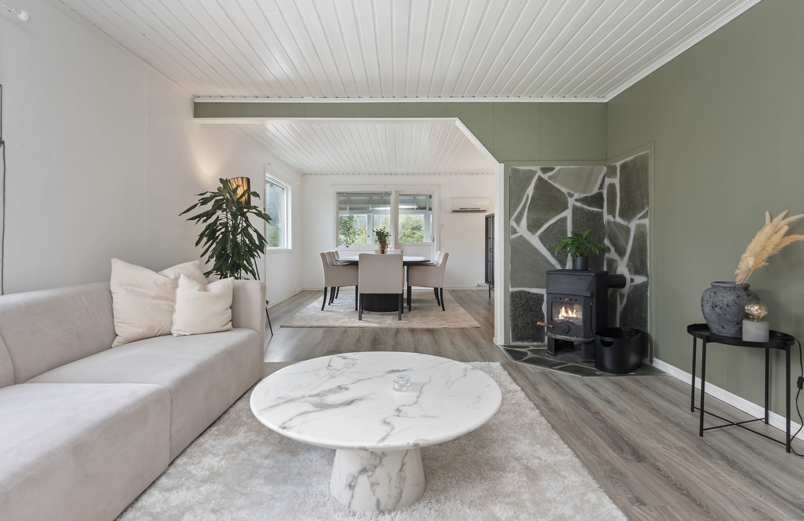 Stua er svært romslig og innredet med både spiseplass og TV-stue. Galleribilde