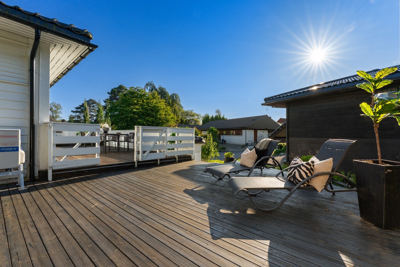 Solrike terrasser omkranser boligen og det er enkelt å følge solen hele dagen - eller søke svalende skygge når det trengs Galleribilde