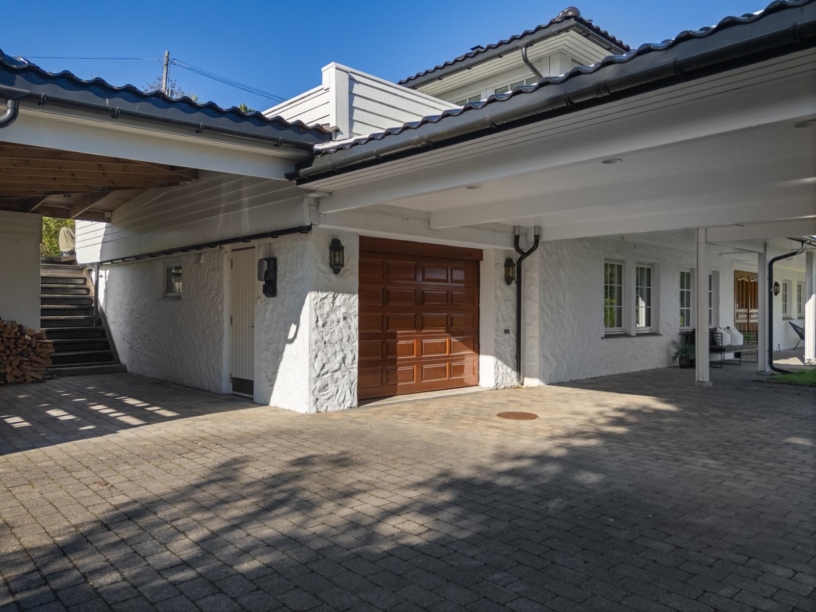 Garasjen har gjennomgått flere oppgraderinger, blant annet garasjeport med elektrisk motor, flislagt gulv og nymalte vegger Galleribilde