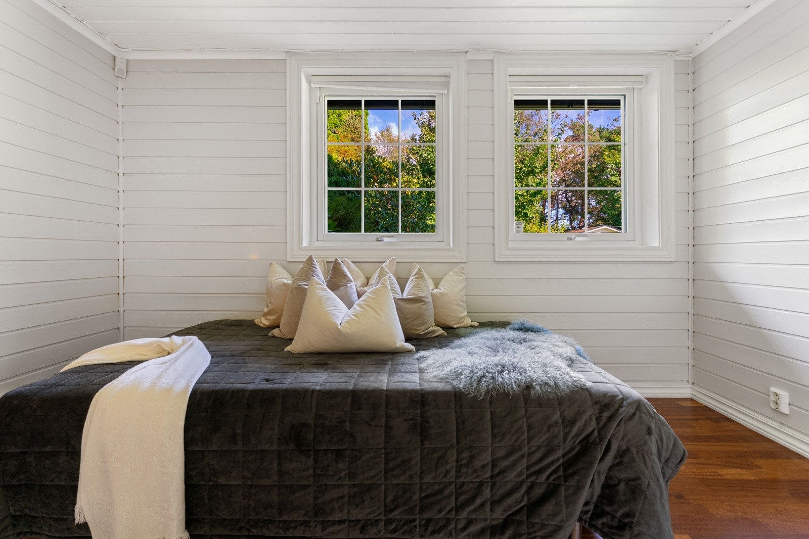 Rommet har to vinduer som gir rikelig med naturlig lysinnslipp Galleribilde