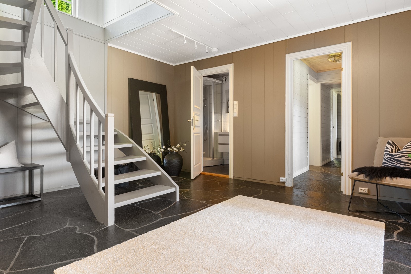 Hallen er nymalt sammen med trapp og trappeoppgang Galleribilde