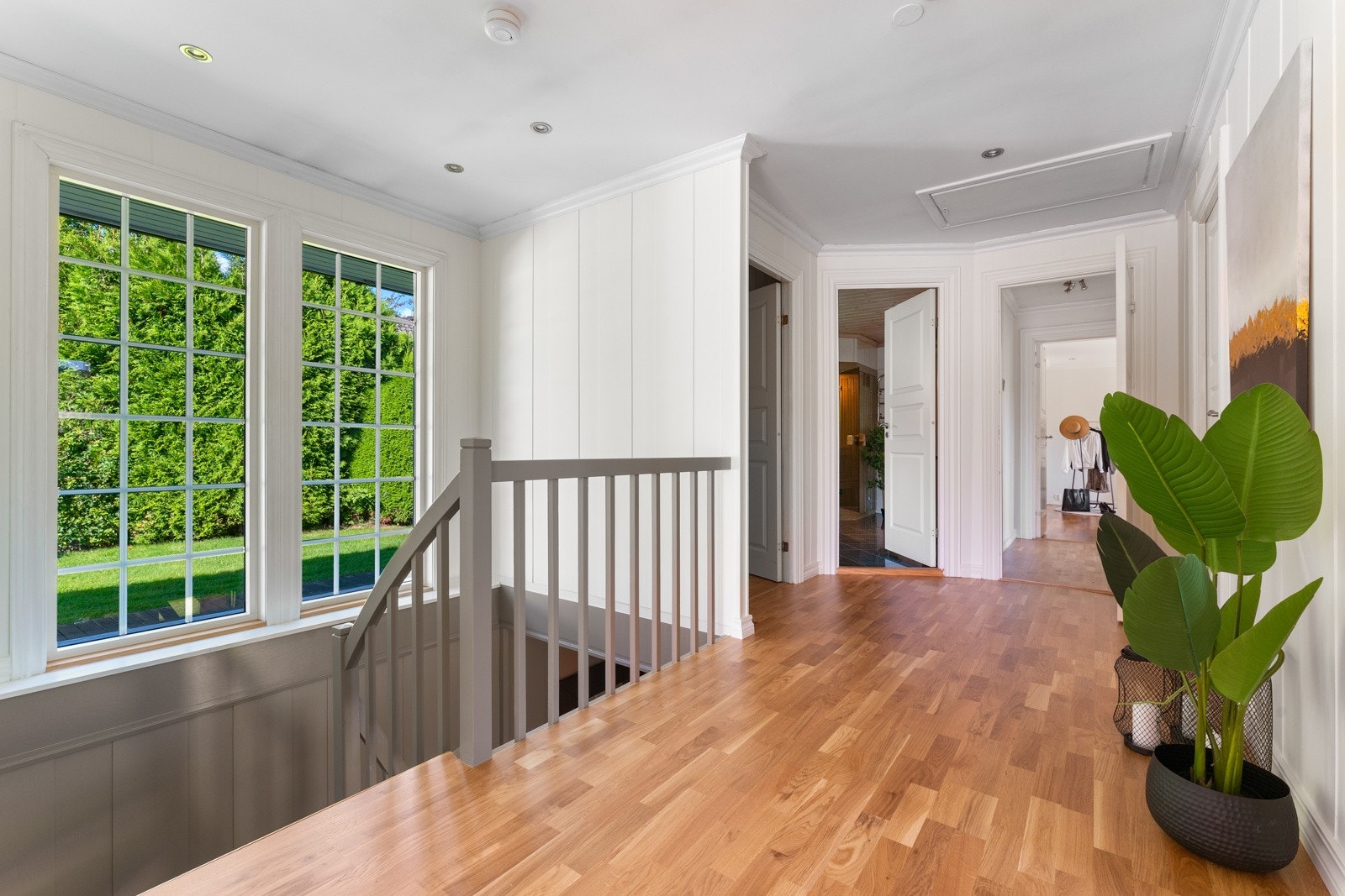 En romslig og lys gang på 13 m² binder etasjene sammen og leder ned til 1. etasje Galleribilde