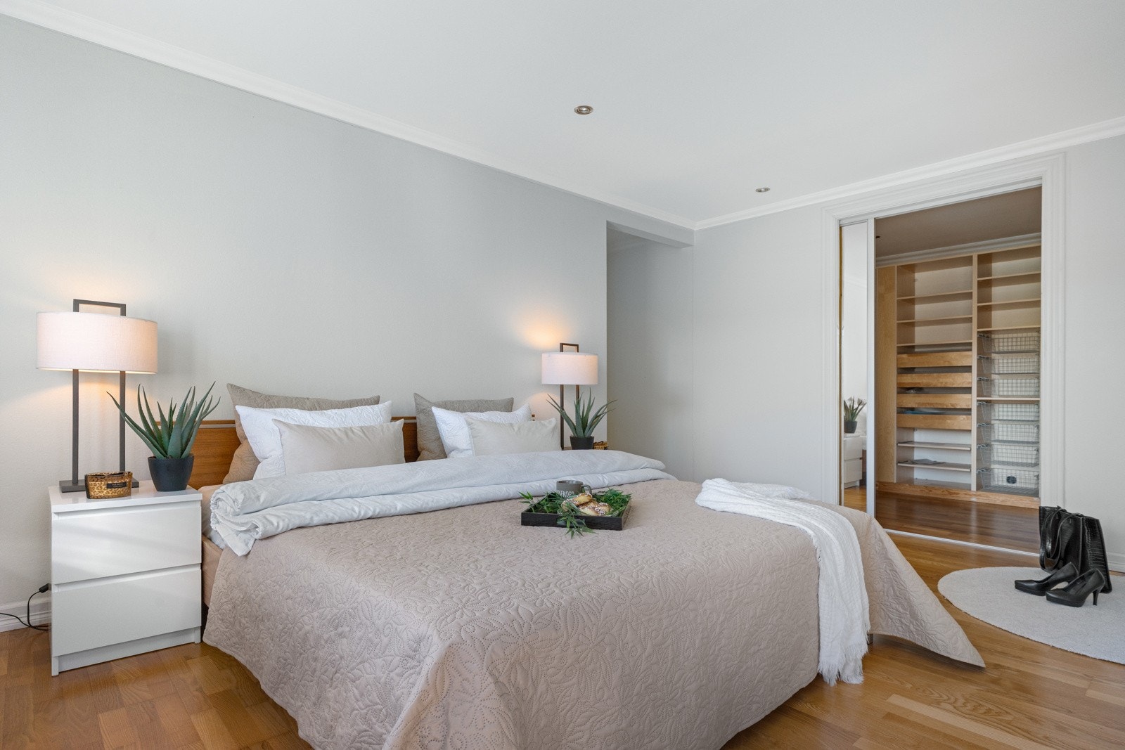 Med egen walk-in-garderobe trenger man ikke bruke verdifull plass i soverommet på skap og oppbevaring Galleribilde