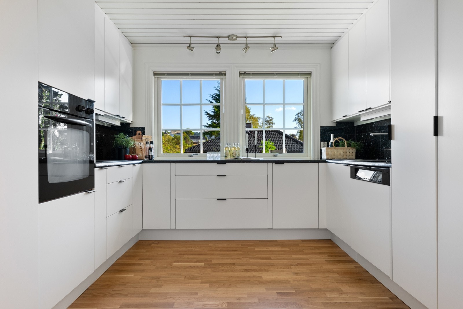 Benkeplate og fliser over benkeplate av granitt - et eksklusivt og slitesterkt materiale Galleribilde