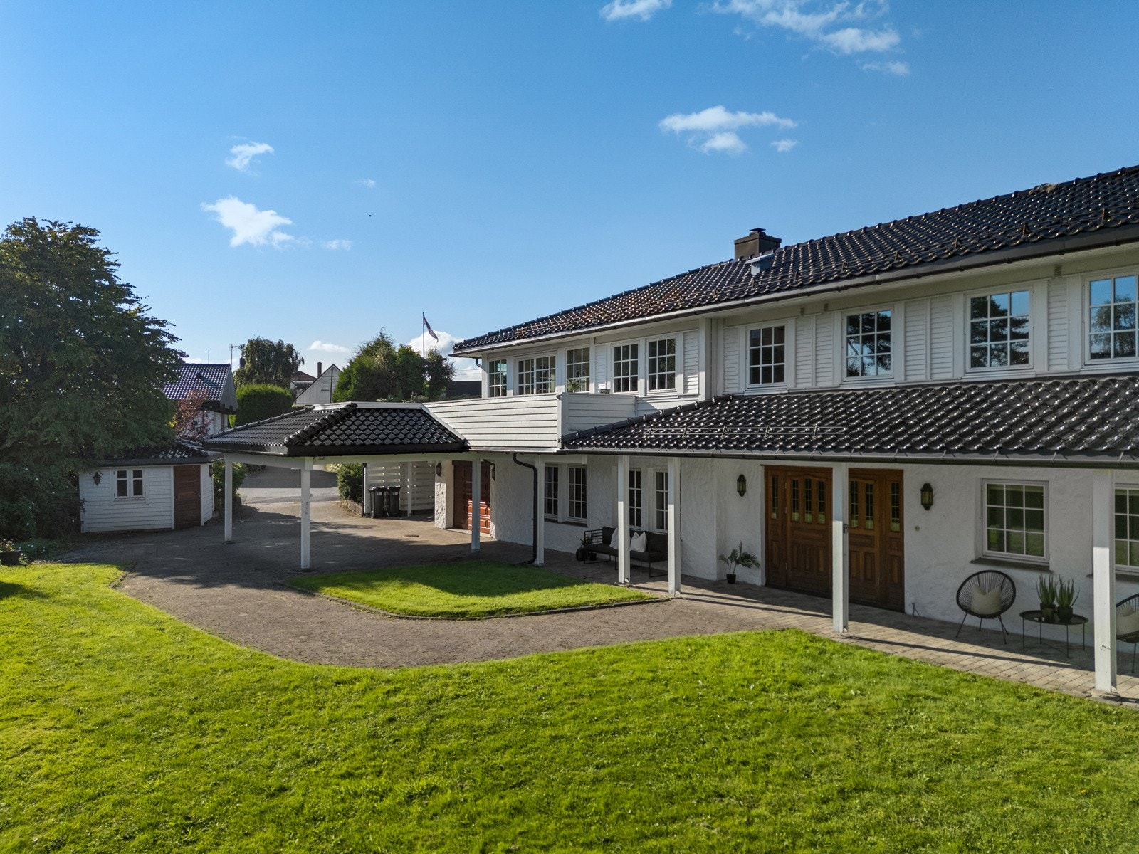 Det er rikelig med parkeringsplass - både i de to carportene, garasjen og på egen tomt Galleribilde