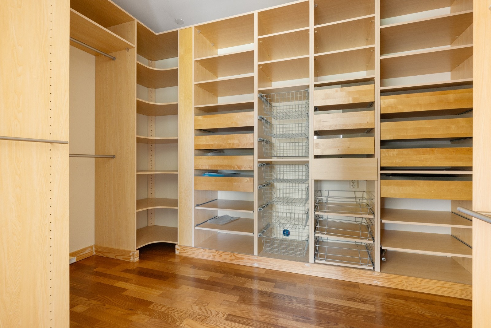 Garderoben er romslig med sine 8,2 m² Galleribilde