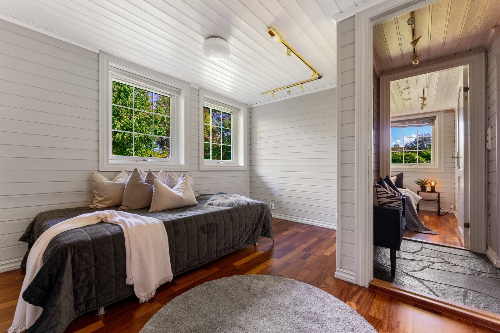 Her våkner man opp til vakker utsikt mot grønne omgivelser Galleribilde