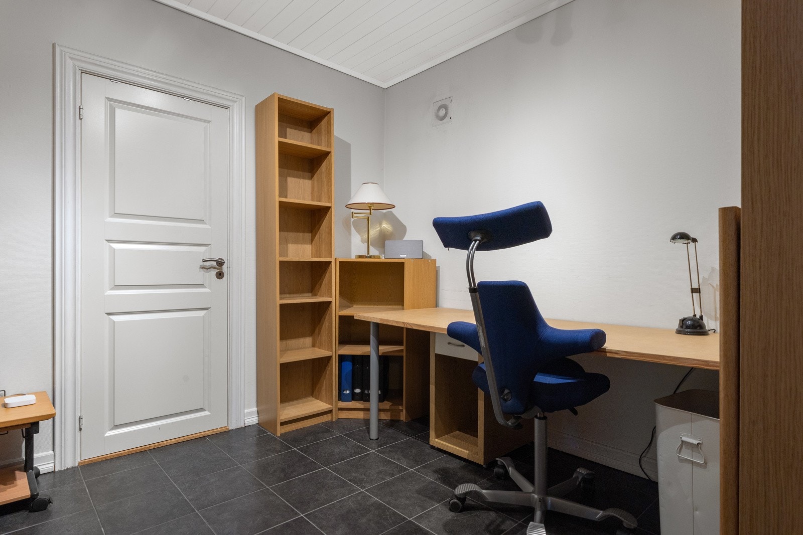 Kontor på 7,8 m² med fliser og varmekabler på gulv. Stor innvendig bod bak døren. Galleribilde