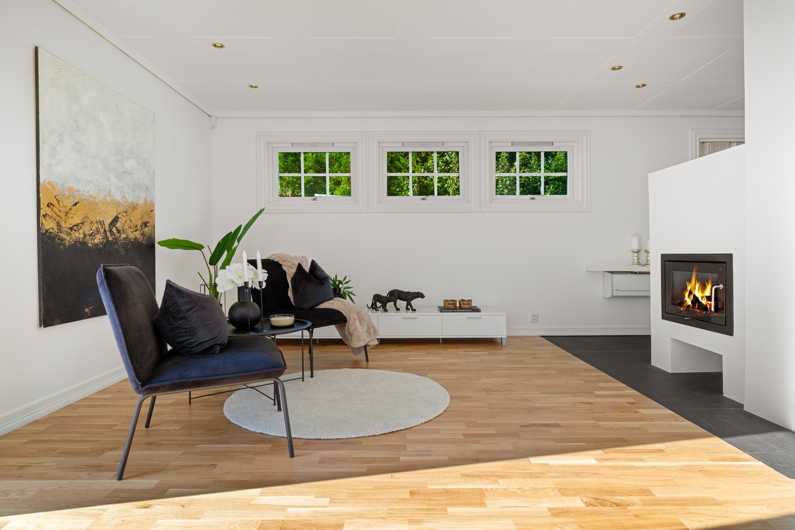 Ingenting slår følelsen av knitrende ved og lun varme, vedovnen gjør stuen ekstra innbydende hele året Galleribilde