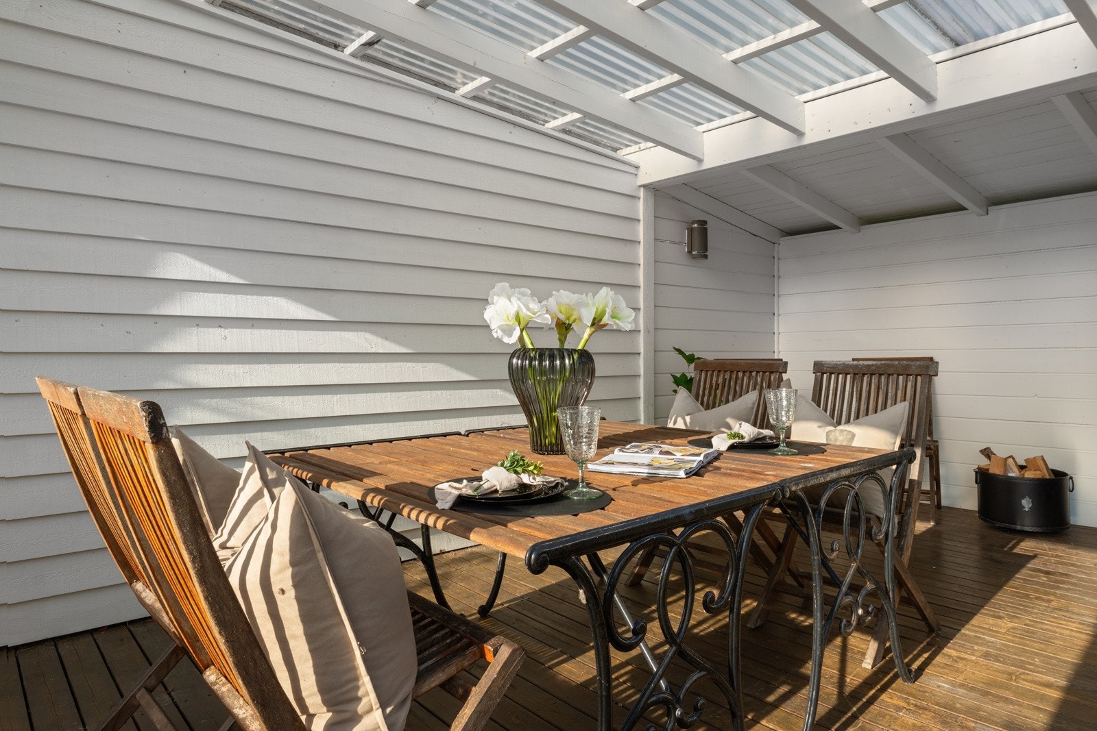 Skulle man mot formodning oppleve nedbør, har man fortsatt en lun plass under tak å trekke inn i Galleribilde