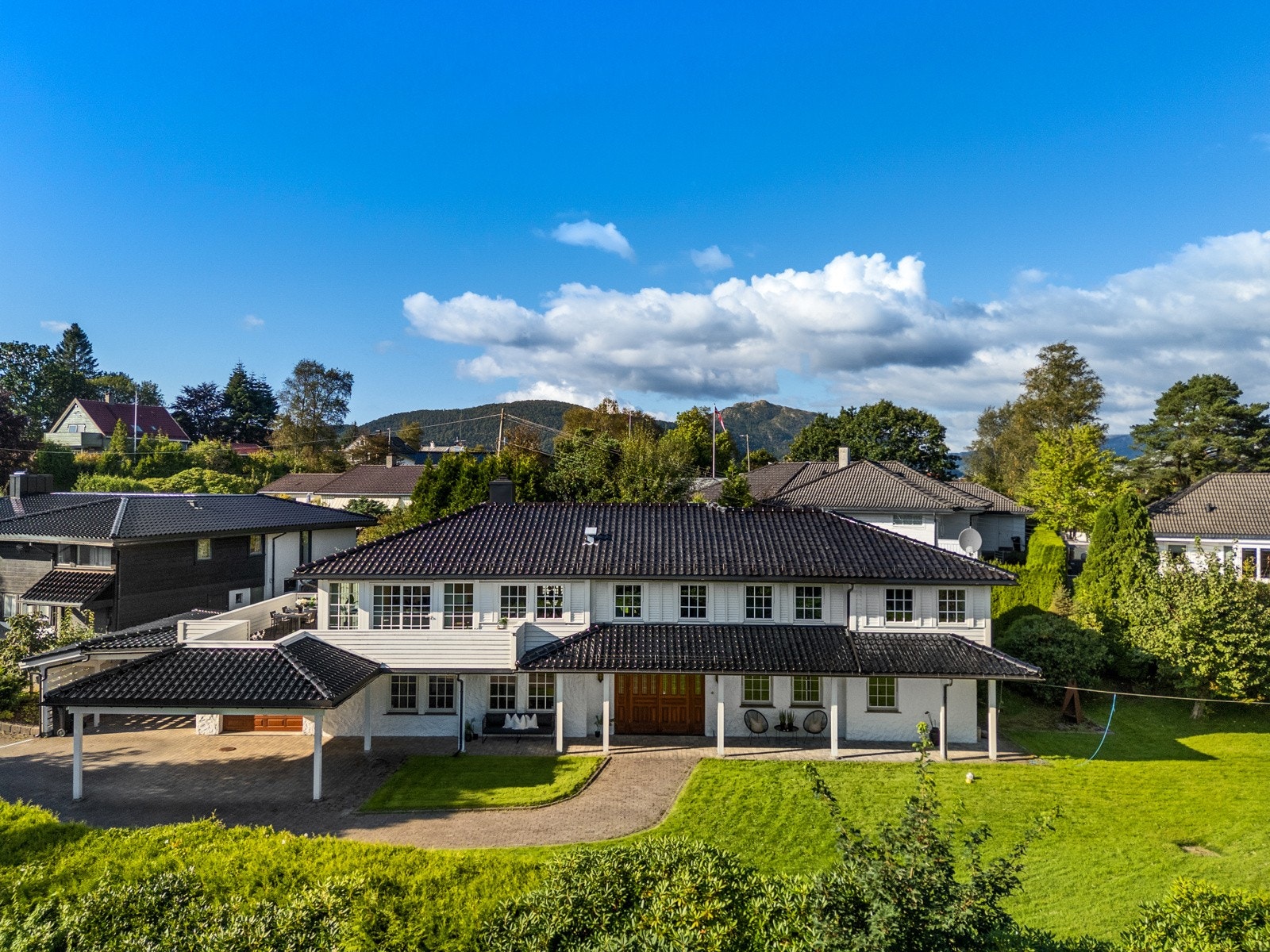 Boligen holder høy standard og er innredet med kvalitetsmaterialer og gjennomtenkte løsninger Galleribilde