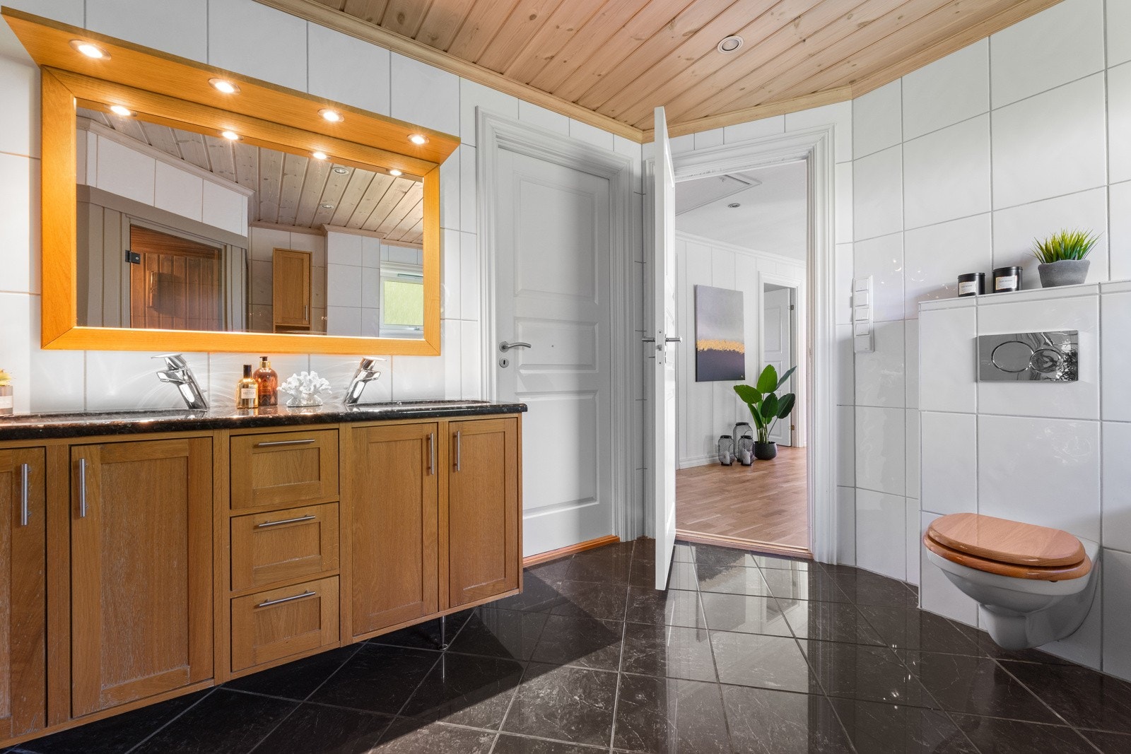 Det er varmekabler i gulv og god oppbevaringsplass i innredningen Galleribilde