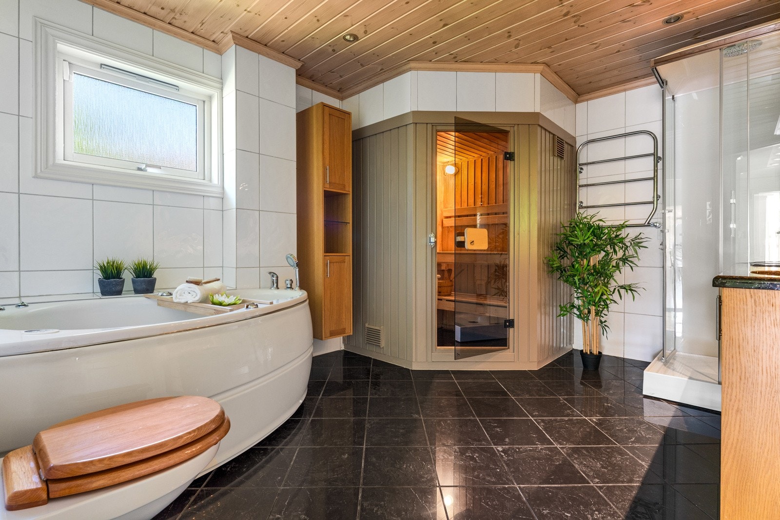 Stort og velutstyrt bad som også inneholder badstue Galleribilde