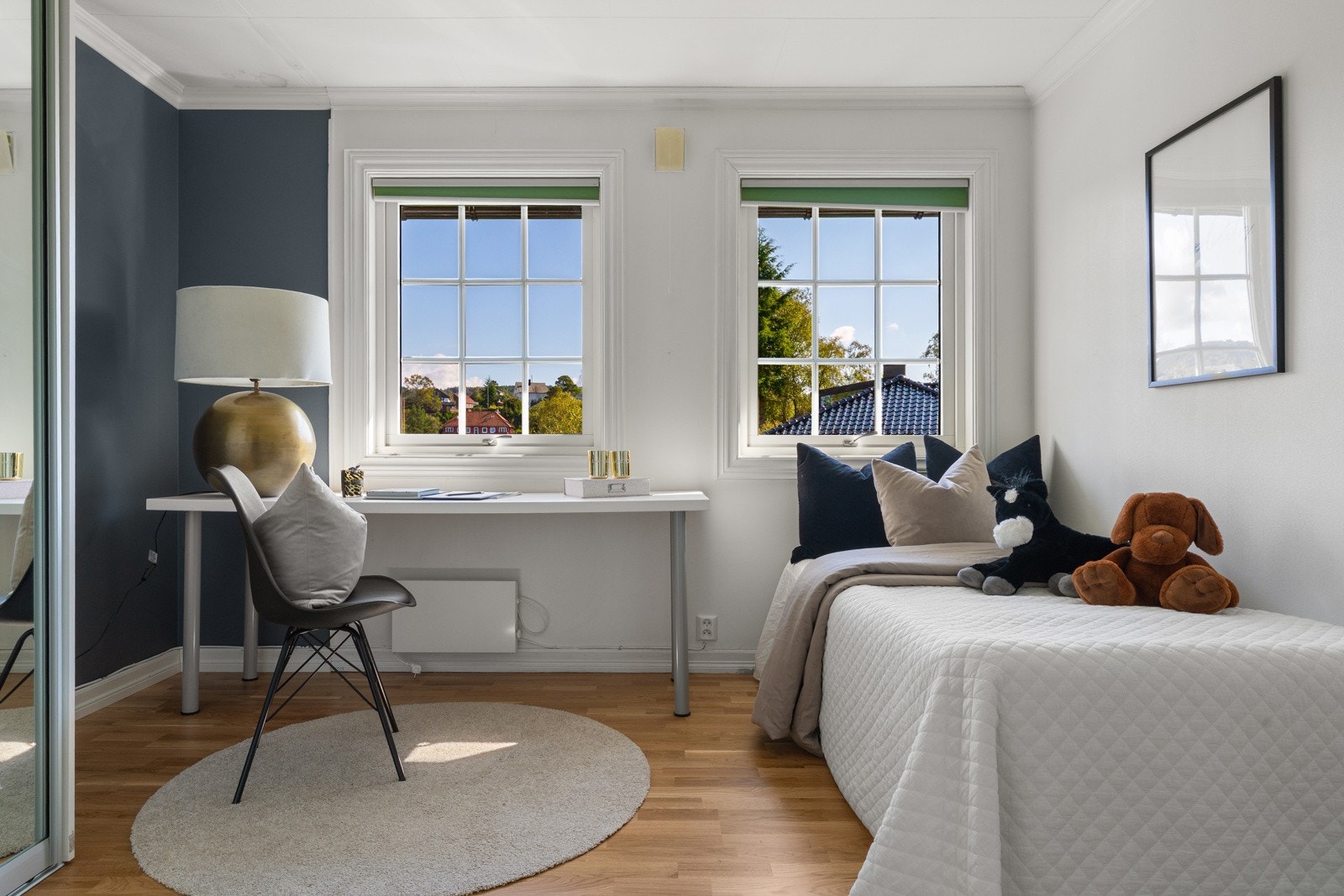 Rikelig med naturlig lys fra to vinduer Galleribilde