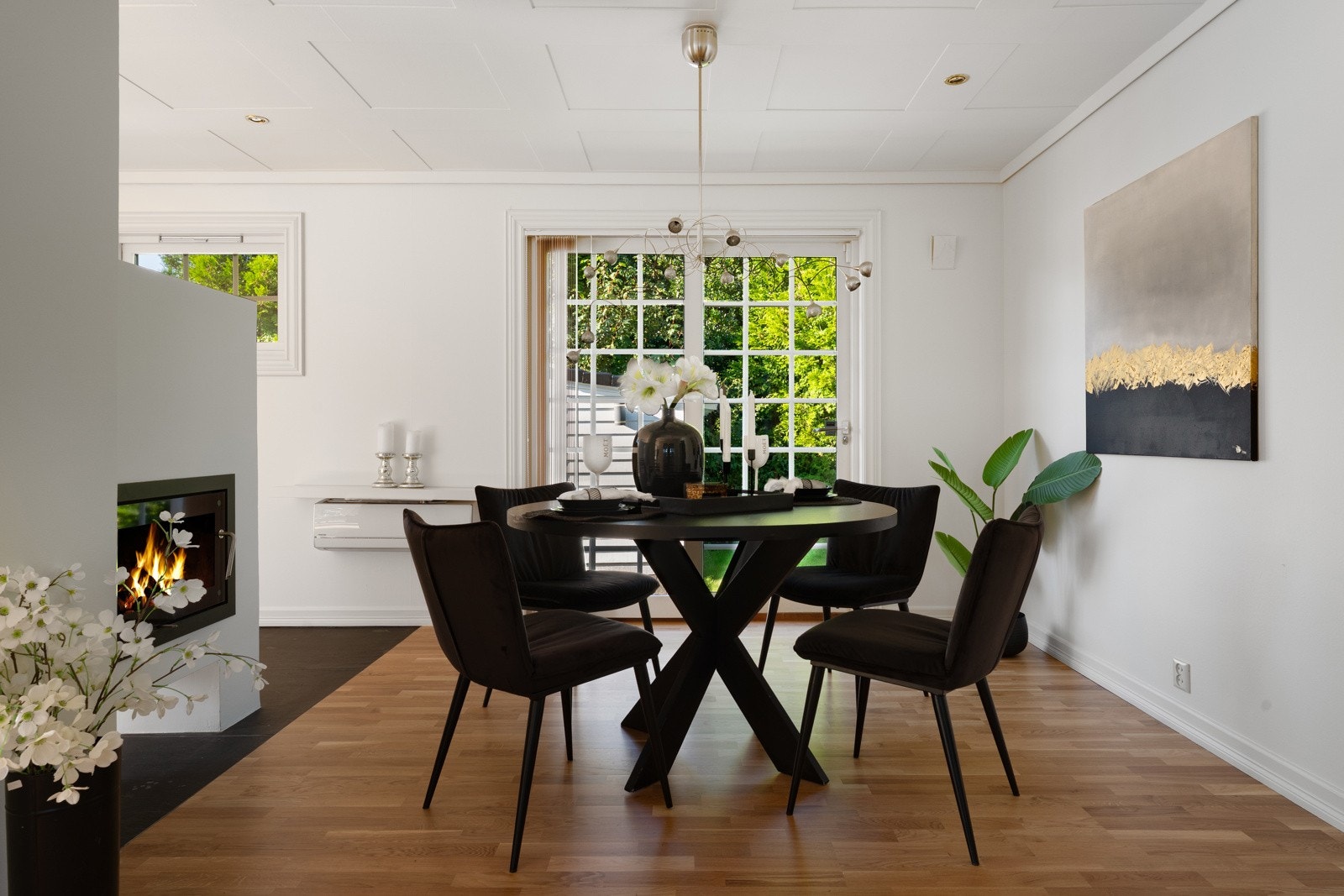 Med 13,1 m² får du en spisestue med plass til mange rundt bordet Galleribilde