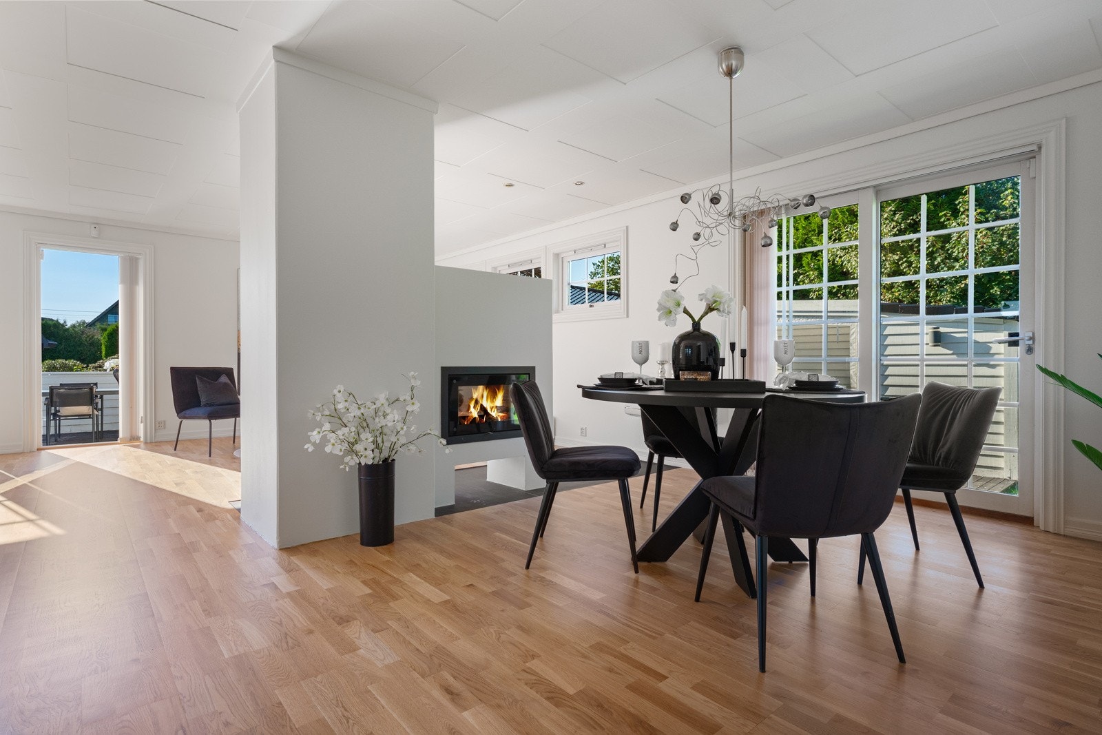 Vedovnen er dobbeltsidet og kan nytes både fra stuen og spisestuen Galleribilde