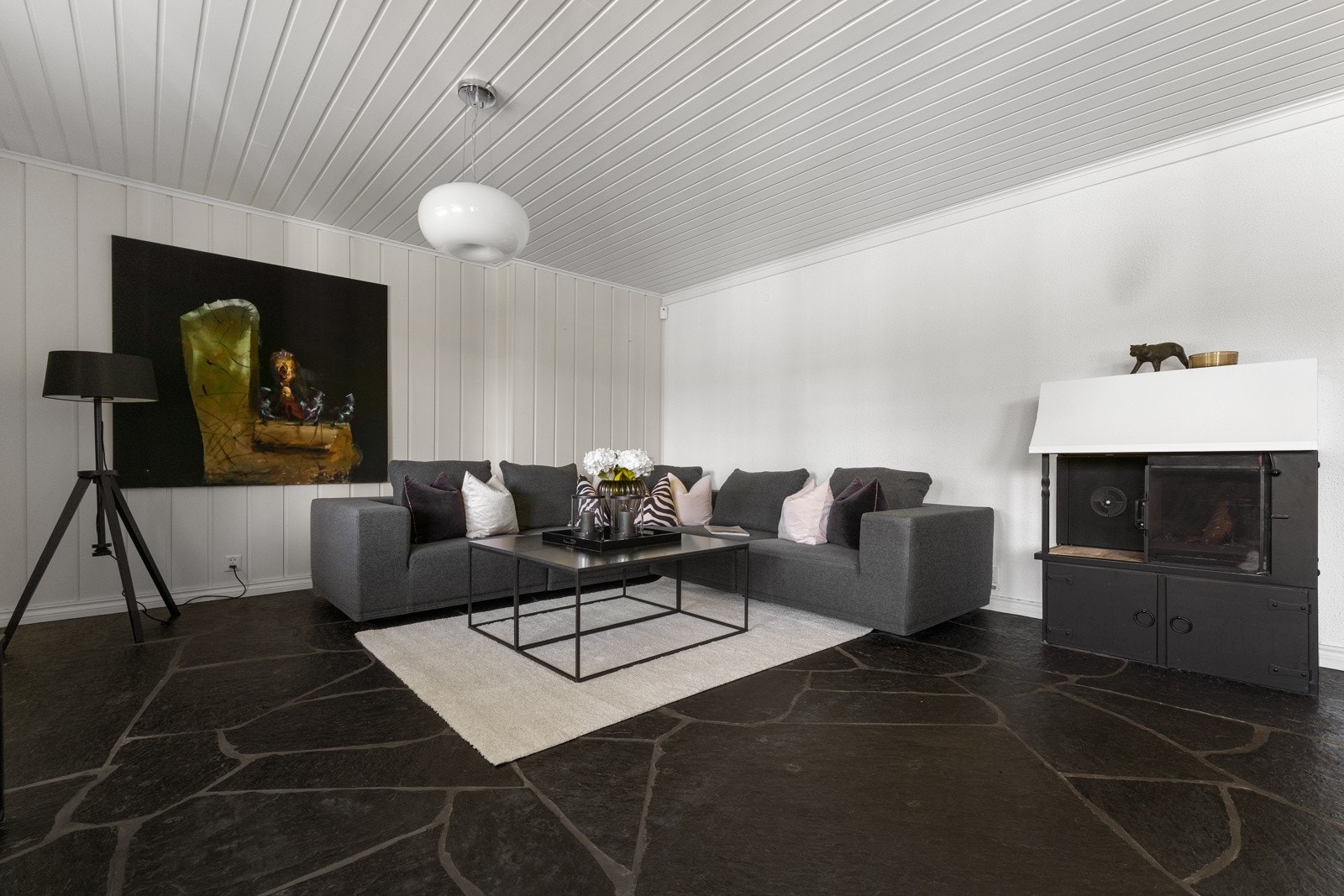 En ekstra stue er perfekt for barnefamilier- her slipper man å diskutere om fjernkontrollen Galleribilde