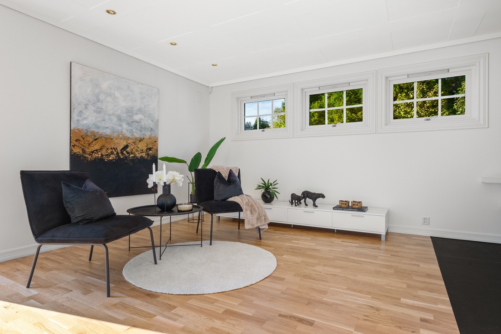 Stuen har en fleksibel løsning som gir rom for flere soner og varierte møbleringsvalg Galleribilde