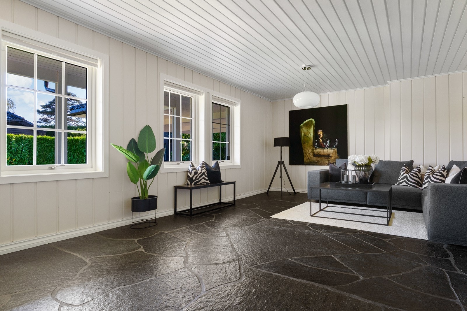 Stuen er på 31,5 m², her ble det satt inn to ekstra vinduer i 2009 Galleribilde