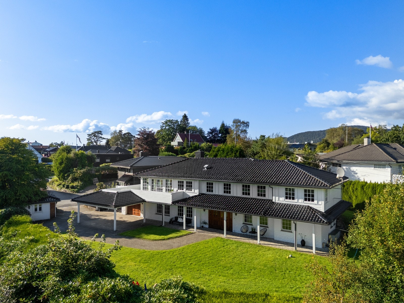 Velkommen til Nybøvegen 20A - en herskapelig villa med eiendom på over 1,3 mål og solrike uteområder i et av Bergens mest attraktive boligområde Galleribilde