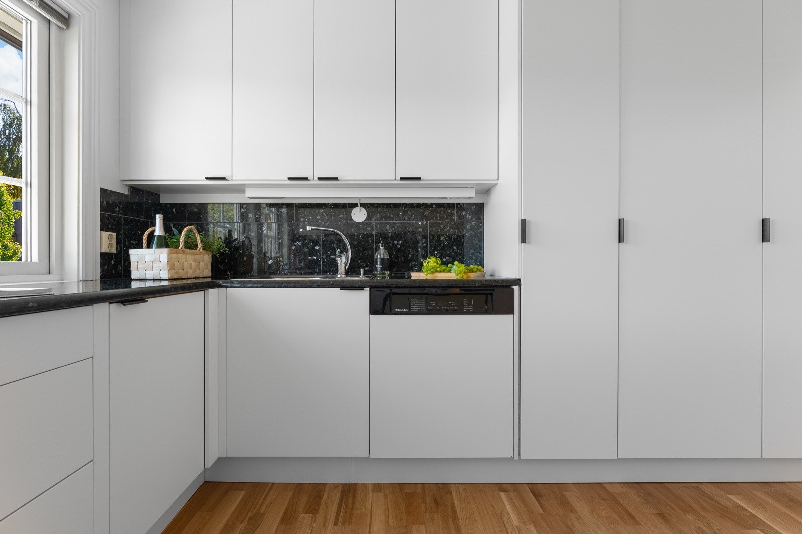 Kjøkkenet har god arbeidsflate og rikelig med oppbevaringsplass Galleribilde