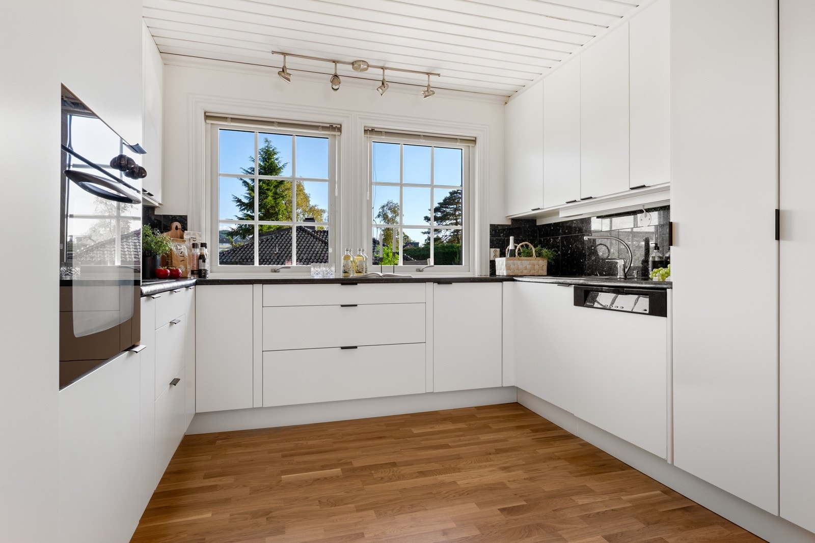 Kjøkkenet måler 11,2 m² og her kom det nye fronter og foringer på innredningen i desember 2024 Galleribilde