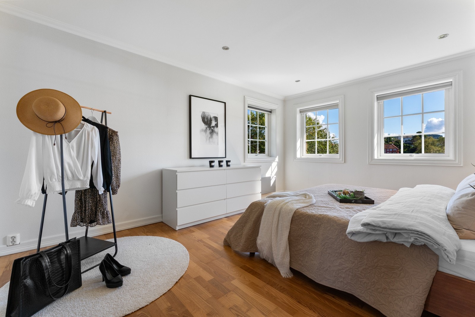 Hovedsoverommet måler 18,3 m² og oppleves som svært romslig og lyst med 3 vinduer Galleribilde