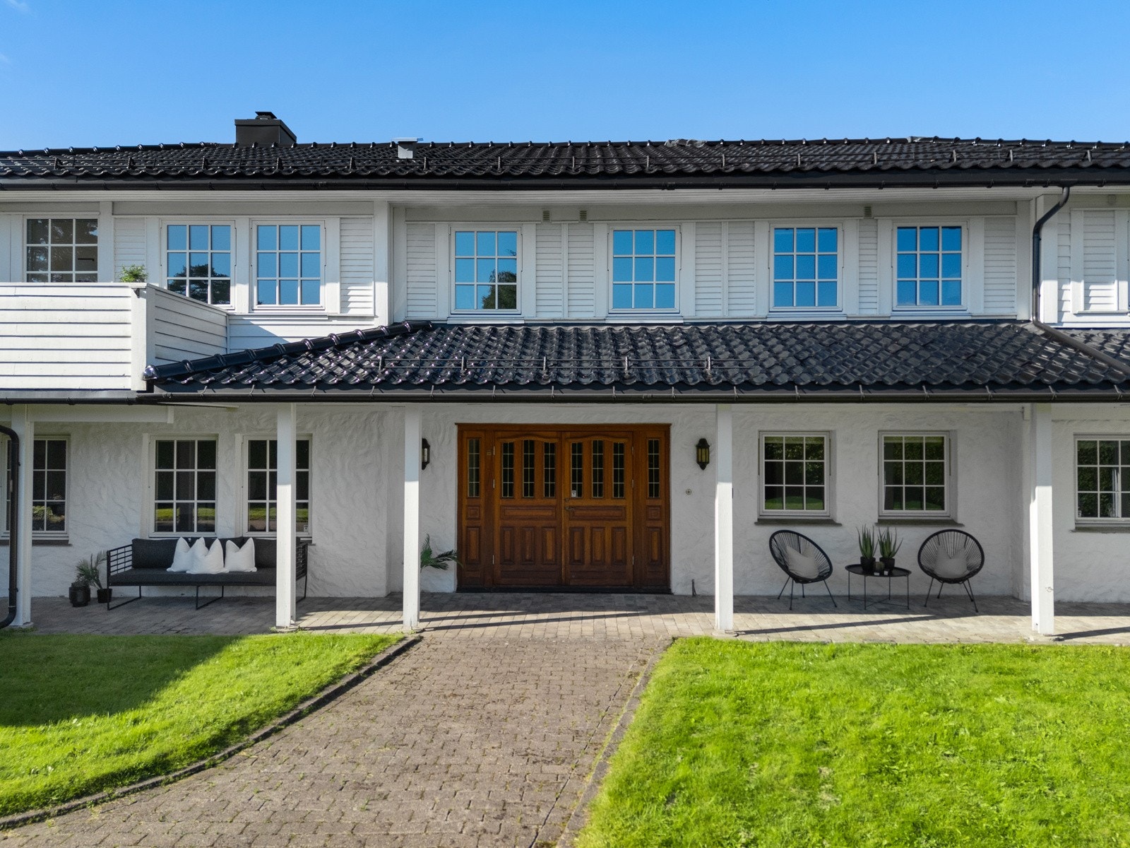 Uteområdene har gjennomgått omfattende oppgraderinger med blant annet asfaltering, drenering, carport, boder og oppgradert garasje Galleribilde