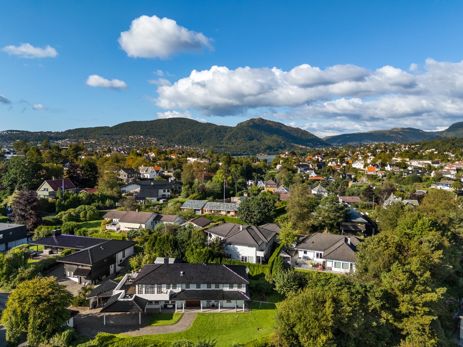 Boligen har gjennomgått jevnlige oppgraderinger nesten hvert år de siste 30 årene og fremstår idag som velholdt - her er det bare å flytte rett inn Galleribilde