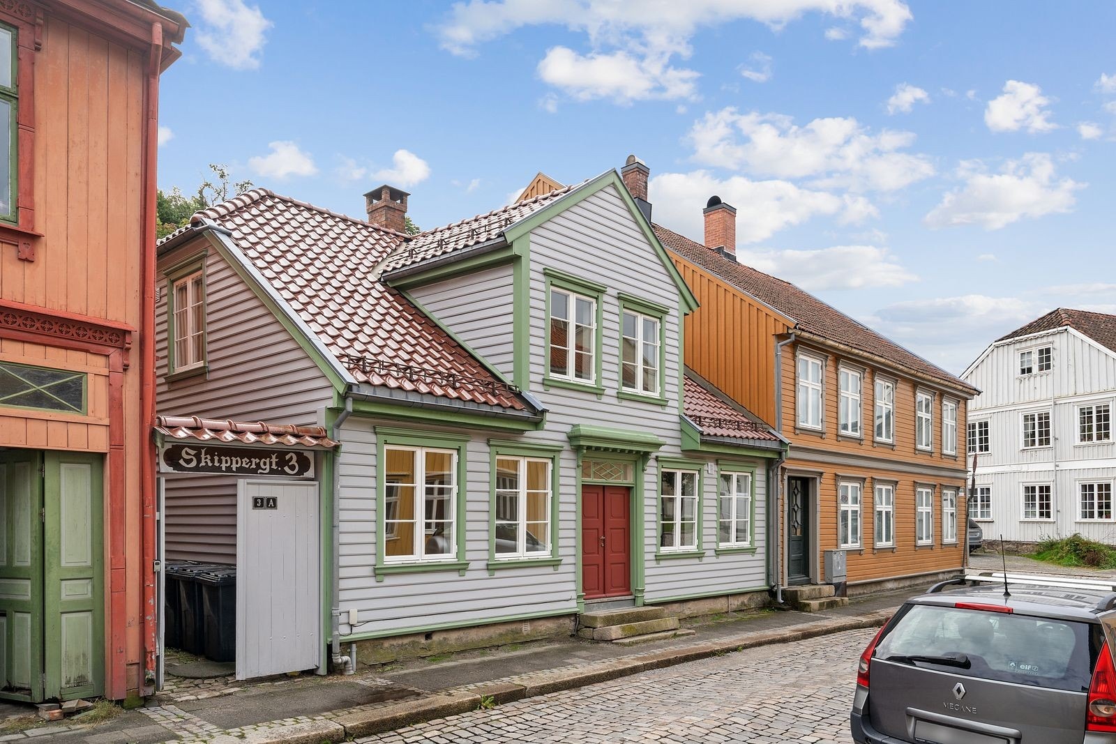 Fasade fra gaten - inngang fra felles bakgård Galleribilde