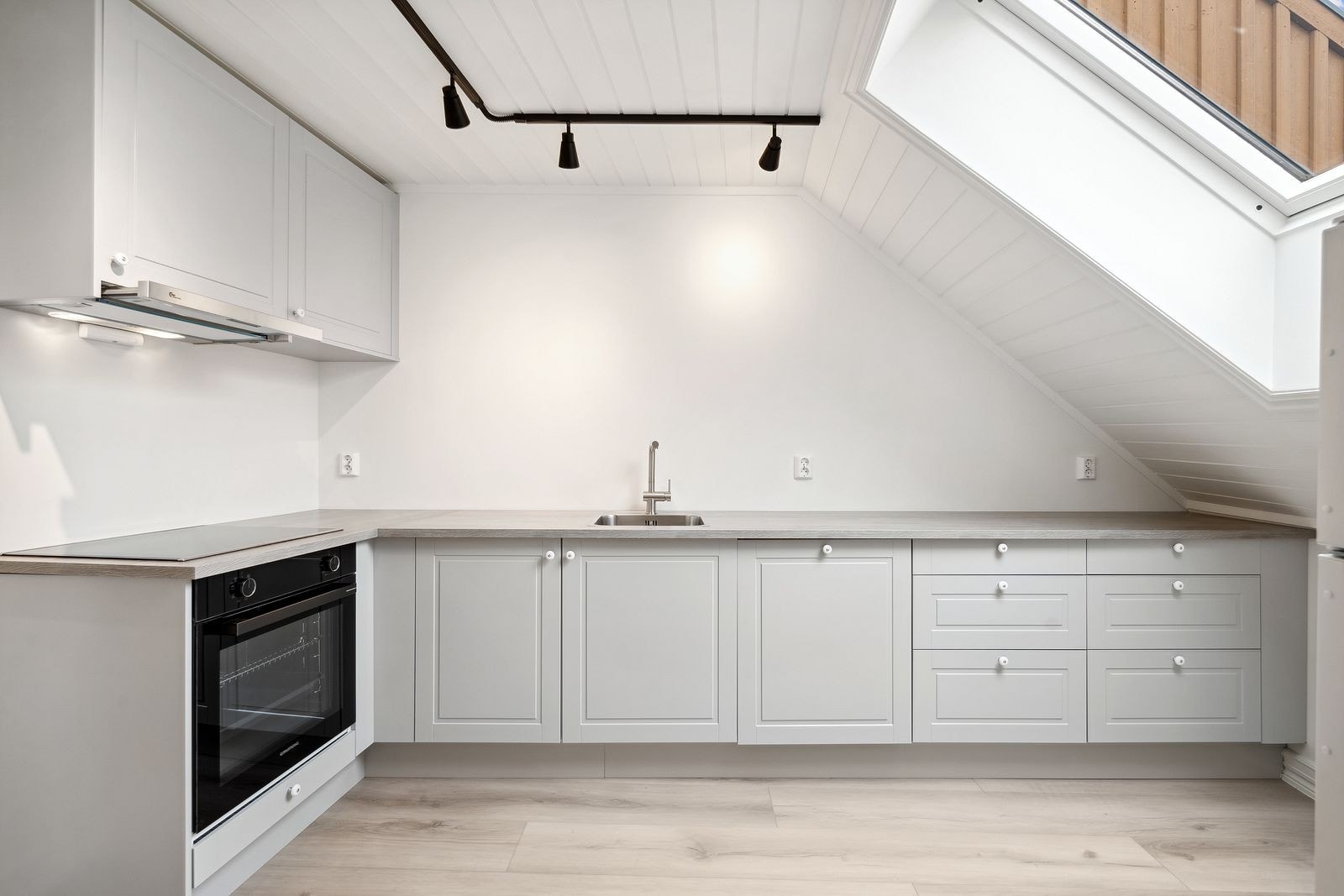 Kjøkken - nødvendige hvitevarer inkludert Galleribilde