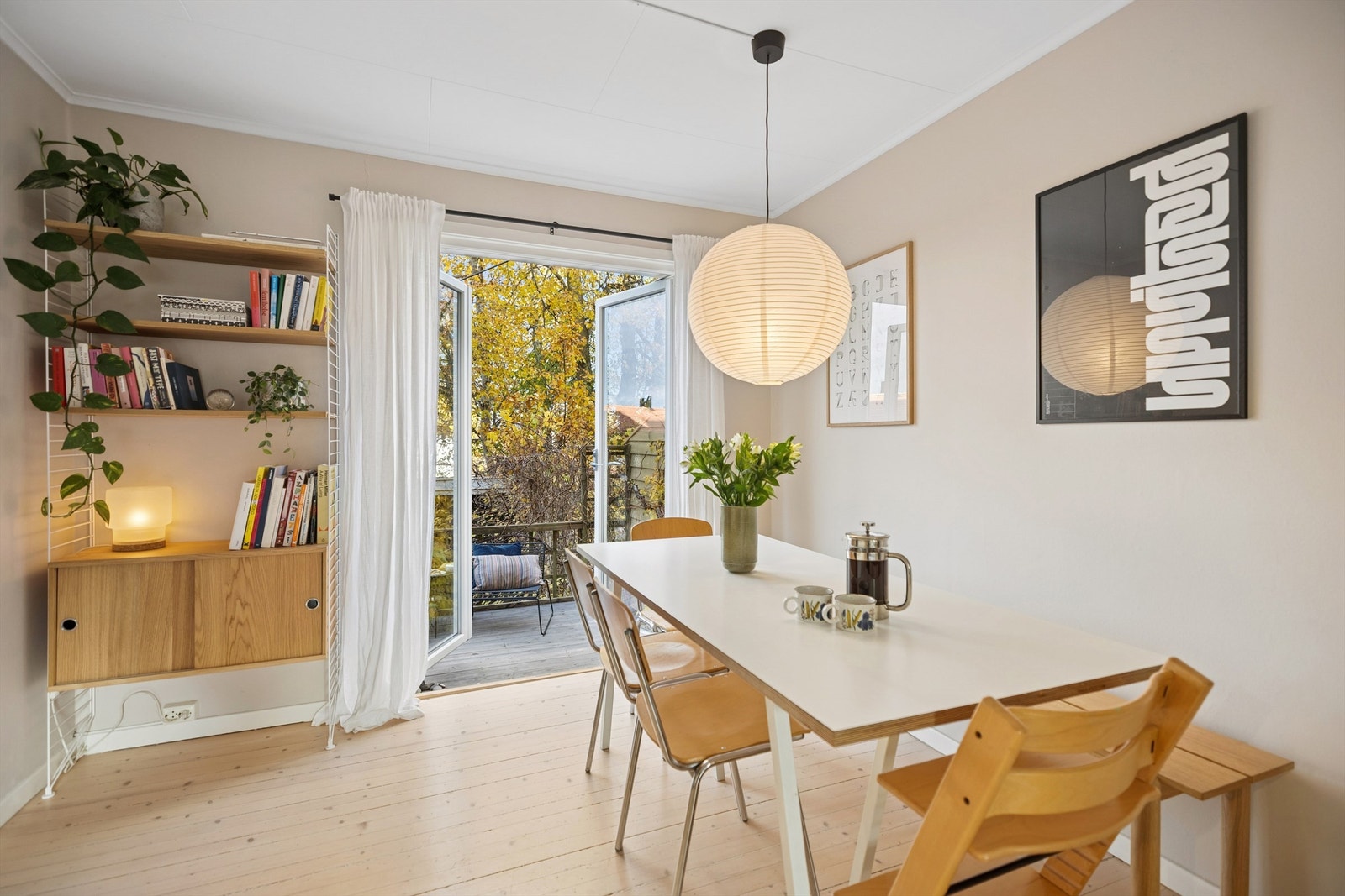 Hyggelig og luftig spisestue med utgang til balkong - Terrassedøren i glass inviterer deg ut og omgivelsene inn. Galleribilde