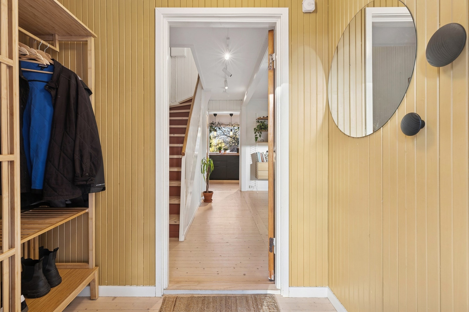 En lun og imøtekommende entré med smarte oppbevaringsmuligheter. Galleribilde