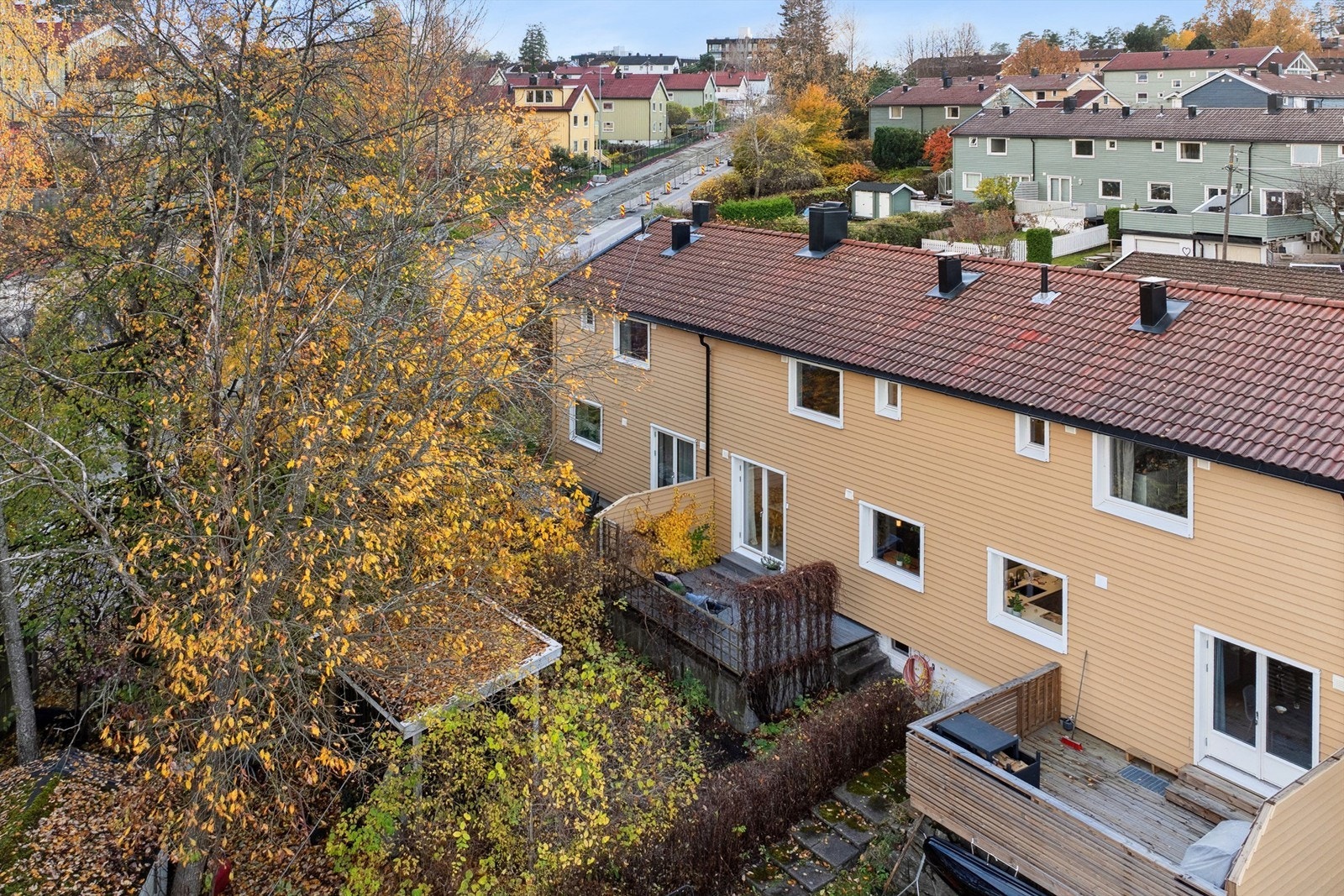 Området er sentralt, hyggelig og særdeles barnevennlig med lekeplass og fotballøkke. Kort gangavstand til skoler, barnehager og flotte friarealer, samt alle servicefunksjoner. Galleribilde