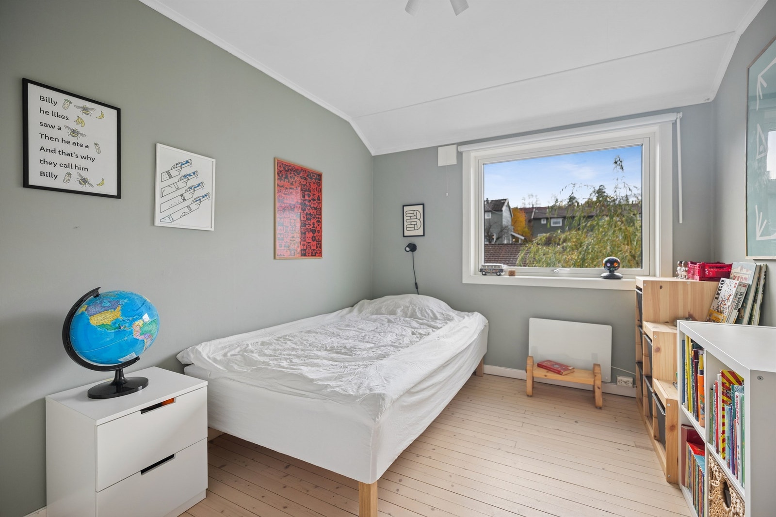 Soverom 2 er malt i en lysegrønn nyanse og har rikelig med lysinnslipp og karakter. Galleribilde