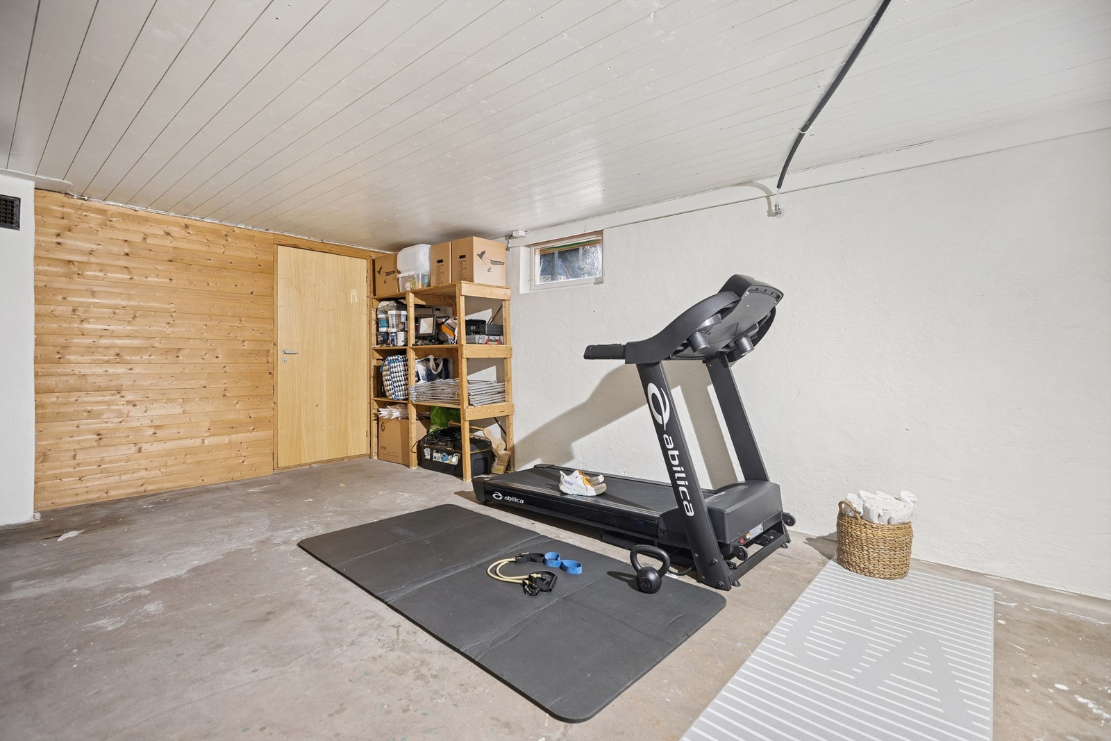 I boligens kjeller finner du en disponibelt rom med god plass til det du måtte ønske - enten det er treningsrom, vinkjeller eller oppbevaring. Galleribilde
