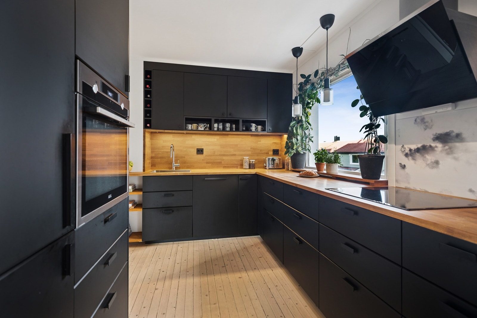 Den store vindusflaten åpner rommet og skaper en luftig, lys atmosfære Galleribilde