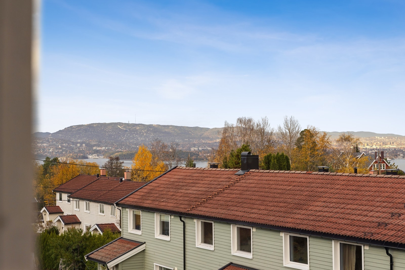 Flott utsikt mot Oslofjorden fra ett soverom. Galleribilde